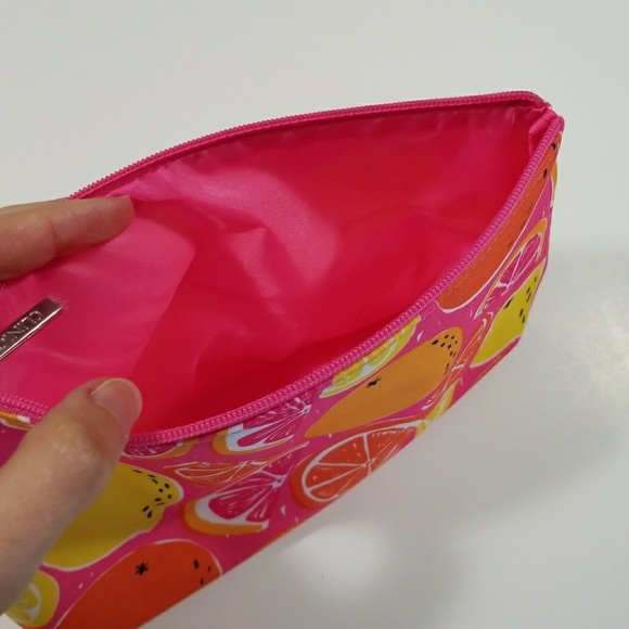 B4G1 Clinique cosmetic bag - Picture 2 of 2